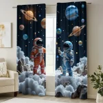 Tende con stampa spaziale raffiguranti due astronauti in tuta spaziale, circondati da pianeti, stelle e nuvole, creando un'atmosfera cosmica e fantastica per la stanza.