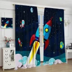 Tende con stampa di razzi e pianeti nello spazio, ideali per decorare ambienti a tema spaziale o per bambini appassionati di astronomia.
