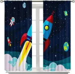 Vetrina con tende decorate con disegni di razzi, astronavi e pianeti in un tema spaziale, ideale per ambienti dedicati alla scienza e all'astronomia.