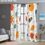Tende con stampa di oggetti scientifici e spaziali, perfette per decorare ambienti a tema astronomico o scientifico, con motivi di pianeti, astronavi e stelle in colori vivaci.