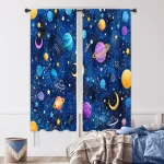 Tende con stampa di pianeti, stelle e lune in stile cosmico, ideali per decorare camere da letto o ambienti a tema spaziale.
