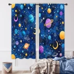 Tende con stampa di pianeti, stelle e galassie in stile cosmico, perfette per decorare ambienti con tema spaziale o scientifico. Ideali per appassionati di astronomia e decorazioni originali.