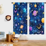 Tende decorative con motivo spaziale, pianeti, stelle e galassie, ideali per camerette di bambini appassionati di astronomia e spazio.