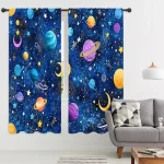 Vetrine con decorazioni spaziali, pianeti, stelle e lune in colori vivaci su sfondo blu notte, ideali per ambienti educativi o decorativi a tema astronomico.