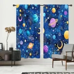 Tende decorative con motivo spaziale, raffiguranti pianeti, stelle e lune in colori vivaci, ideali per ambienti a tema astronomico o per aggiungere un tocco creativo alla stanza.