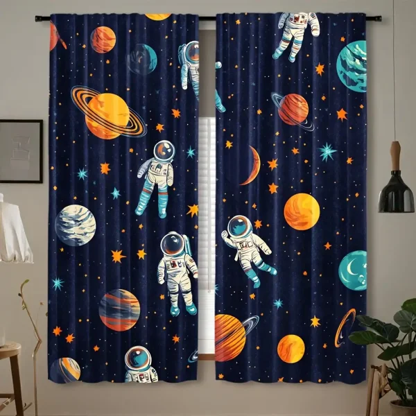 Tende con disegni di astronauti e pianeti nello spazio.