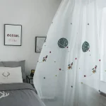 Pannello decorativo con pianeti e astronavi, ideale per ambienti scientifici e per bambini, con design colorato e dettagliato.