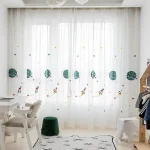 Vetrata decorata con motivi di pianeti, astronavi e stelle, perfetta per ambienti dedicati alla scienza e all'educazione. Decorazioni colorate che ispirano curiosità e interesse per l'astronomia.