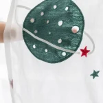 Decorazione di un pianeta Terra in cartoncino con dettagli di continenti e atmosfera, ideale come oggetto decorativo scientifico.