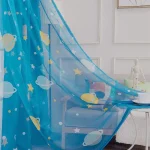 Vetrata decorativa in tessuto trasparente con motivi di pianeti, stelle e astronavi, ideale per camerette e ambienti a tema spaziale.