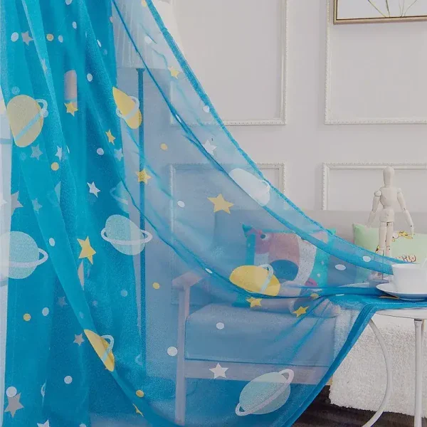 Vetrata decorativa in tessuto trasparente con motivi di pianeti, stelle e astronavi, ideale per camerette e ambienti a tema spaziale.