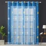 Tende trasparenti con stampa di pianeti, stelle e lune, ideali per decorare la cameretta dei bambini con un tema spaziale.