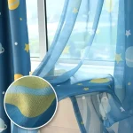 Decorazione per finestra con tema spaziale, stelle e pianeti in tessuto leggero e trasparente.