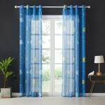 Tende trasparenti blu con stampa di pianeti, stelle e lune, ideali per decorare ambienti con tema astronomico o scientifico. Perfette per aggiungere un tocco cosmico a qualsiasi stanza.