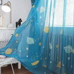 Tenda trasparente con motivo spaziale, stelle e pianeti, ideale per camerette di bambini e ragazzi, decorazione originale e divertente per creare un ambiente stimolante e accogliente.
