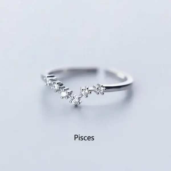 Anello con simbolo dei Pesci, segno zodiacale, in argento con pietre incastonate, perfetto come regalo o accessorio di stile.