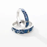 Anelli decorativi con motivi di onde e stelle dorate, realizzati in metallo argentato e smalto blu, ideali come oggetti scientifici decorativi o regali originali.