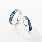 Anelli in argento con decorazioni ispirate al mare e alla scienza, perfetti come simbolo di passione e curiosità scientifica. Ideali come regalo originale o come accessorio distintivo.