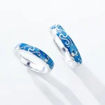 Anelli in argento con design di onde marine blu, perfetti come decorazioni scientifiche o regali originali.
