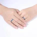 Anelli scientifici in acciaio con dettagli blu, simbolo di passione e conoscenza, perfetti come regalo o decorazione per gli appassionati di scienza e tecnologia.