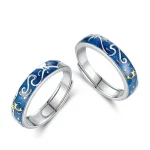 Anello zodiac Sagittario in argento con smalto blu e dettagli dorati, ispirato alle costellazioni e ai simboli astrologici, perfetto come regalo o decorazione.