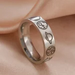 Anello in metallo con incisioni di simboli astronomici e scientifici, ideale come accessorio decorativo o regalo ispirato alla scienza e all'astronomia.