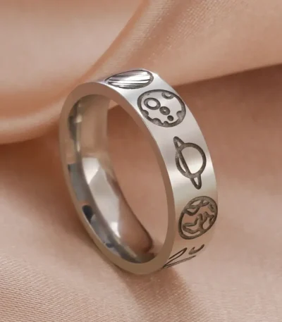 Anello in metallo con incisioni di simboli astronomici e scientifici, ideale come accessorio decorativo o regalo ispirato alla scienza e all'astronomia.