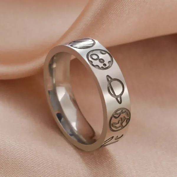 Anello in metallo con incisioni di simboli astronomici e scientifici, ideale come accessorio decorativo o regalo ispirato alla scienza e all'astronomia.