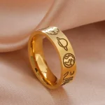 Anello in oro giallo con incisioni di simboli astronomici come pianeti e costellazioni, perfetto come gioiello decorativo o simbolico.