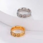 Anello in acciaio e oro con simboli scientifici come atomi, microscopi e formule chimiche, perfetto come accessorio decorativo o regalo a tema scientifico.