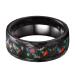 Anello in resina con effetto galassia, decorato con colori vivaci e glitter che ricordano un cielo stellato, perfetto come accessorio originale e cosmico.