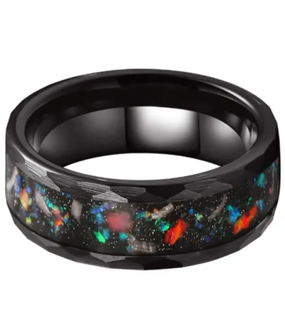 Anello in resina con effetto galassia, decorato con colori vivaci e glitter che ricordano un cielo stellato, perfetto come accessorio originale e cosmico.