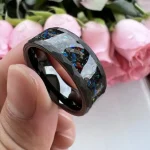 Anello decorativo con resina trasparente e glitter colorati, perfetto come oggetto scientifico o accessorio di design.