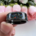 Anello decorativo con resina trasparente e glitter che ricorda un cielo stellato, perfetto come accessorio originale e ispirato alla scienza.