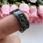 Anello decorativo con resina trasparente, glitter blu e nero, ispirato a motivi scientifici, perfetto come accessorio unico e originale.
