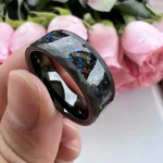 Anello in resina trasparente con effetto galassia, decorato con particelle luminose e colori cosmici, perfetto come oggetto decorativo o accessorio originale.