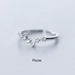 Anello elegante con pietre che rappresentano il segno zodiacale dei Pesci, ideale come regalo o accessorio di stile.