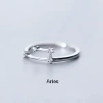 Anello zodiacale Ariete in argento con dettagli scintillanti, perfetto come regalo o accessorio simbolico. Design elegante e raffinato, ideale per gli appassionati dell'astrologia e delle costellazion.