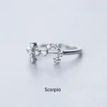 Anello zodiacale Scorpione in argento con dettagli di pietre brillanti, simbolo del segno zodiacale Scorpione, perfetto come regalo o decorazione.