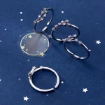 Anelli con design ispirato all'astronomia, decorati con dettagli stellari e cosmici, perfetti come accessori eleganti o decorazioni scientifiche.