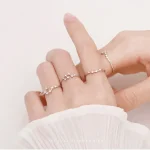 Anelli scientifici minimalisti con stelle e pianeti, perfetti come accessori eleganti e originali. Ideali per gli appassionati di astronomia e scienza, aggiungono un tocco di stile unico.
