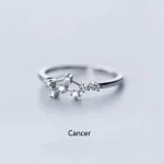 Anello elegante con pietre brillanti che rappresentano la costellazione zodiacale del Cancro, perfetto come regalo o accessorio di stile.
