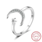 Anello in argento sterling con design luna e stella, decorato con zirconi, perfetto come gioiello decorativo o regalo.