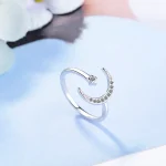 Anello elegante a forma di luna con dettagli di pietre brillanti, perfetto come gioiello decorativo o simbolico. Design raffinato e moderno, ideale per gli amanti dell'astronomia e della bellezza cele.