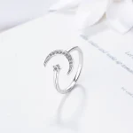Anello in argento con design luna e stella, decorato con pietre brillanti, perfetto come regalo romantico o accessorio elegante.
