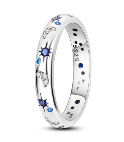 Anello decorativo con motivi scientifici, dettagli blu e cristalli, perfetto come oggetto di decorazione o regalo a tema scientifico.