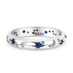 Anello in argento 925 con dettagli di stelle e pietre blu, perfetto come decorazione scientifica o accessorio elegante. Design raffinato e simbolico, ideale per appassionati di scienza e astronomia.