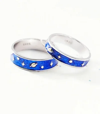 Anelli in argento sterling con decorazione a tema spaziale, stelle e pianeti, perfetti come accessori scientifici o decorativi.