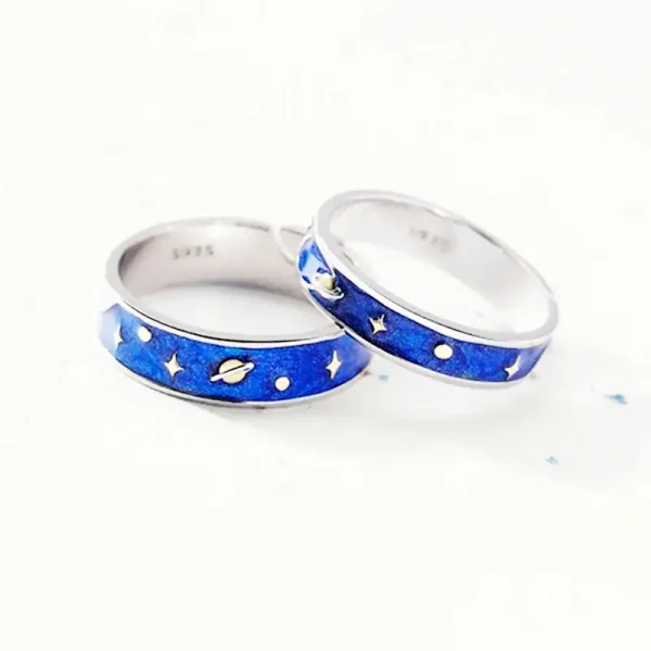 Anelli in argento sterling con decorazione a tema spaziale, stelle e pianeti, perfetti come accessori scientifici o decorativi.