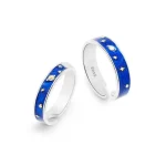Anelli in argento con decorazioni astronomiche in smalto blu, stelle e pianeti, perfetti come gioielli decorativi e simbolici.